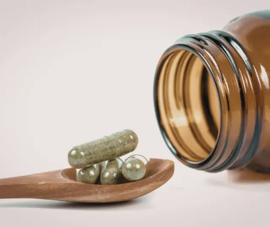 Broccoli sprouts, green powder, and a supplement jar arranged to illustrate sulforaphane supplement dosage guidance